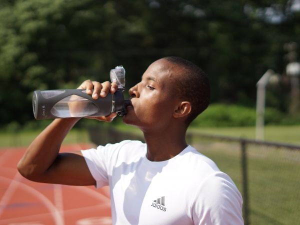 Photo d'un homme buvant une boisson sportive