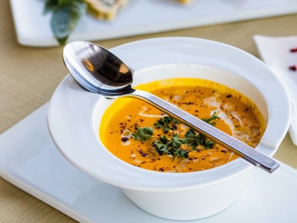 Une soupe veloutée dans un bol