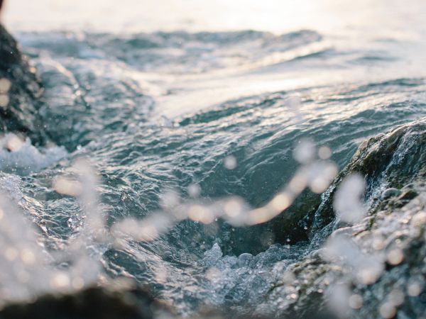 Tourbillons d'eau sur les roches des côtes