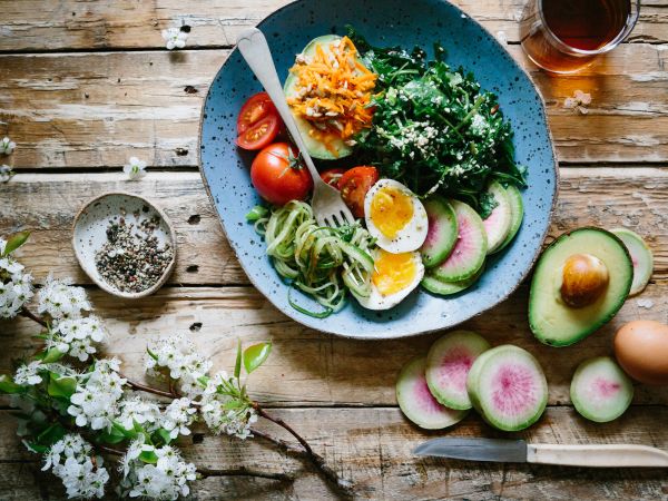 Plat de crudités et de protéines (œufs)