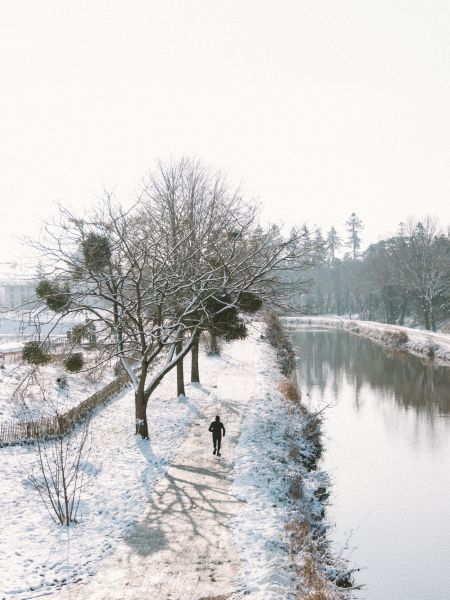 Un homme qui court dans un paysage enneigé