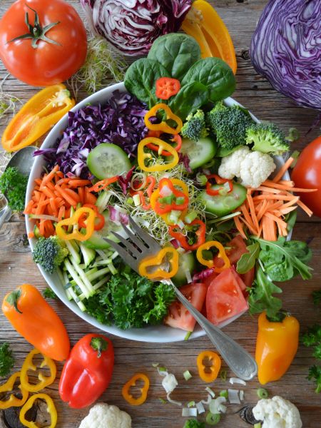 Photo d'une grande salade de crudités