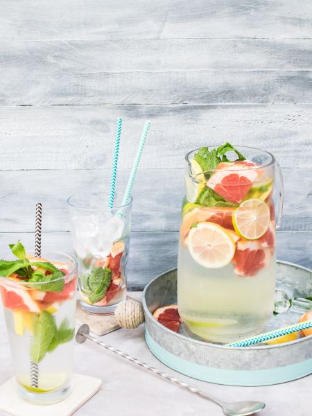 Photo de plusieurs verres de cocktails détox